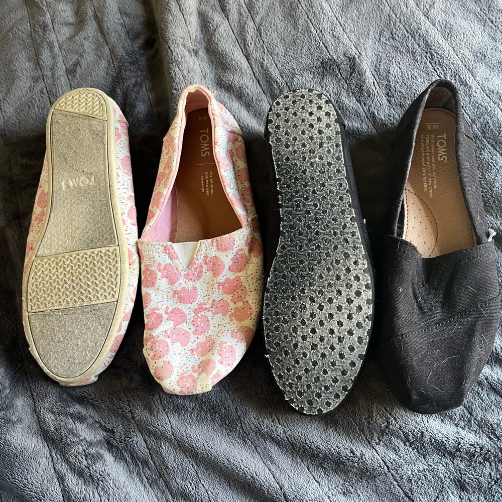 2 Pairs TOMS Sz 9